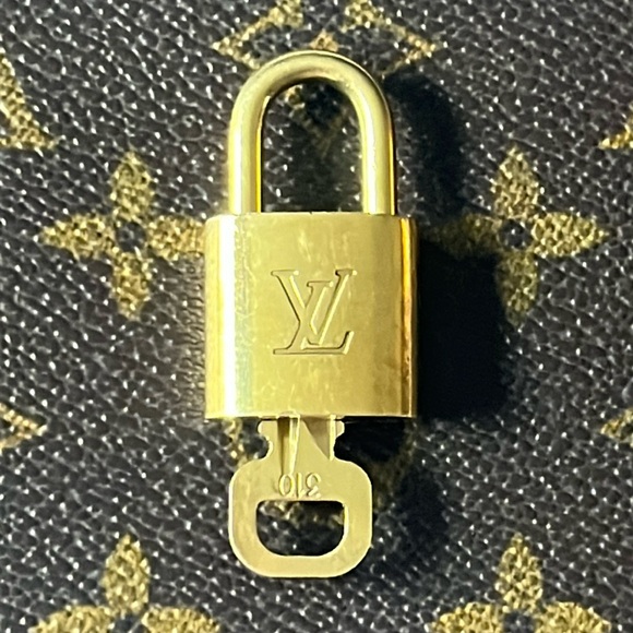 Louis Vuitton #310 - Gold Toned Brass & key lock - Picture 1 of 2